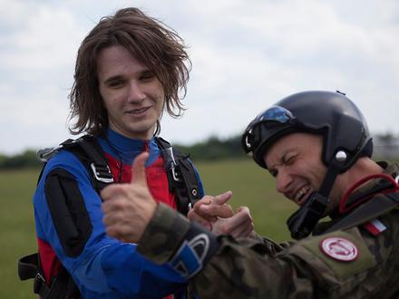 Skoki spadochronowe laureatów #HackYeah